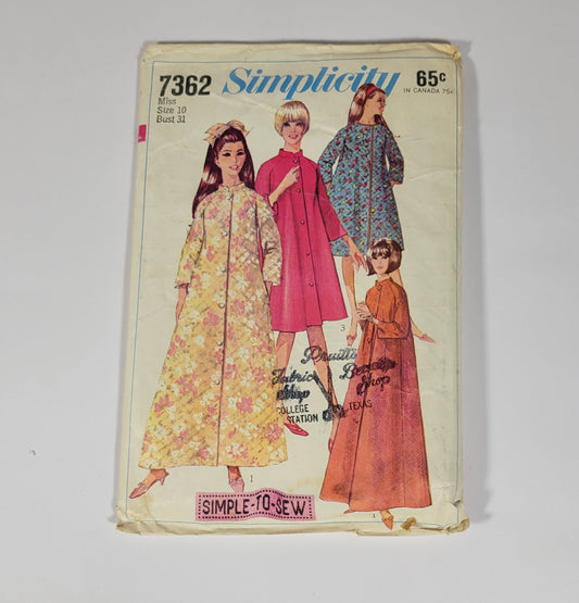 Simplicity 7362 ca 1967. Miss Size 10 Bust 31. Misses' Robe in Two Lengths.